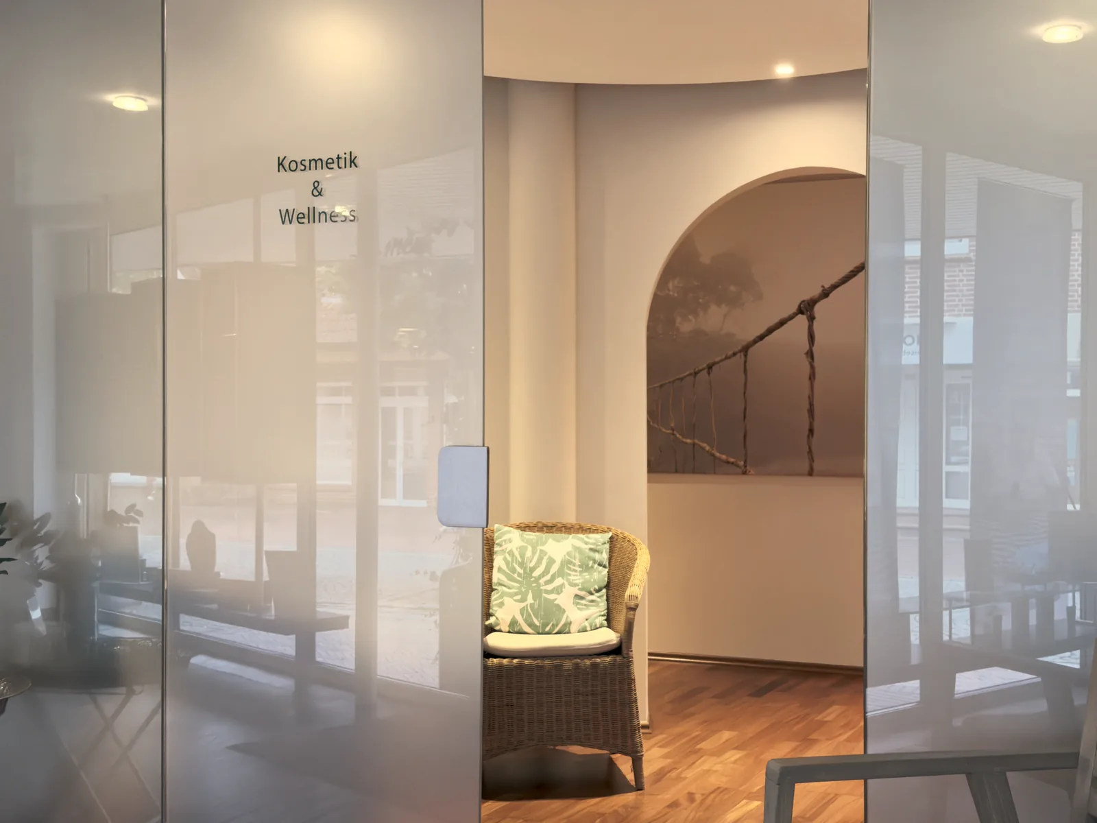Eingang zum Kosmetik- und Wellnessbereich von Salon Thies