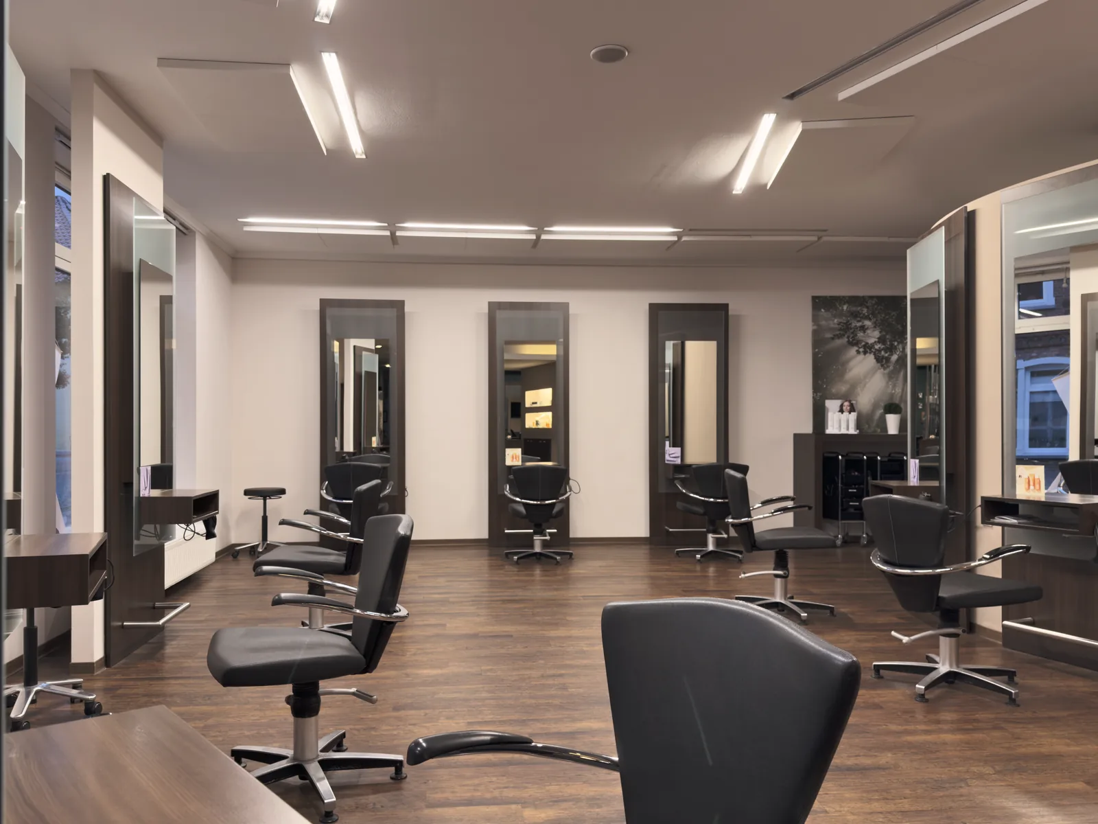 Hauptraum von Salon Thies mit Spiegelplätzen