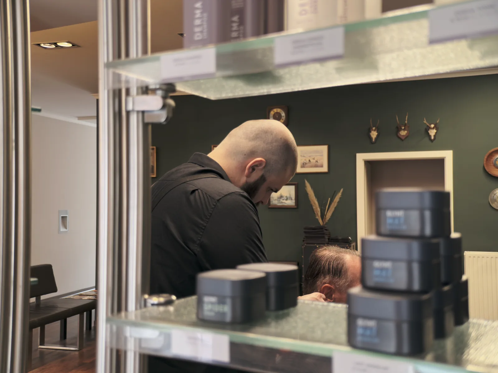 Max bei der Arbeit im Barber-Bereich mit grüner Wand