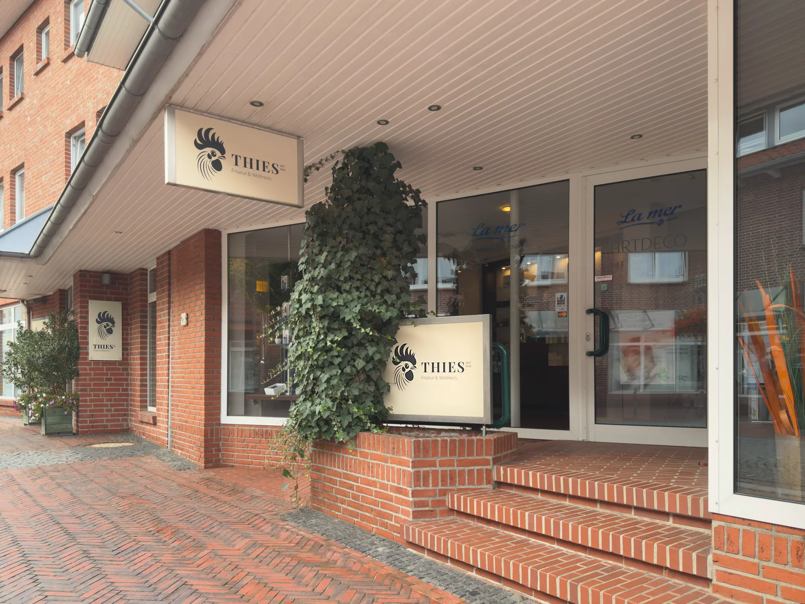 Fassade von Salon Thies mit Schild und Eingang in der Langen Straße
