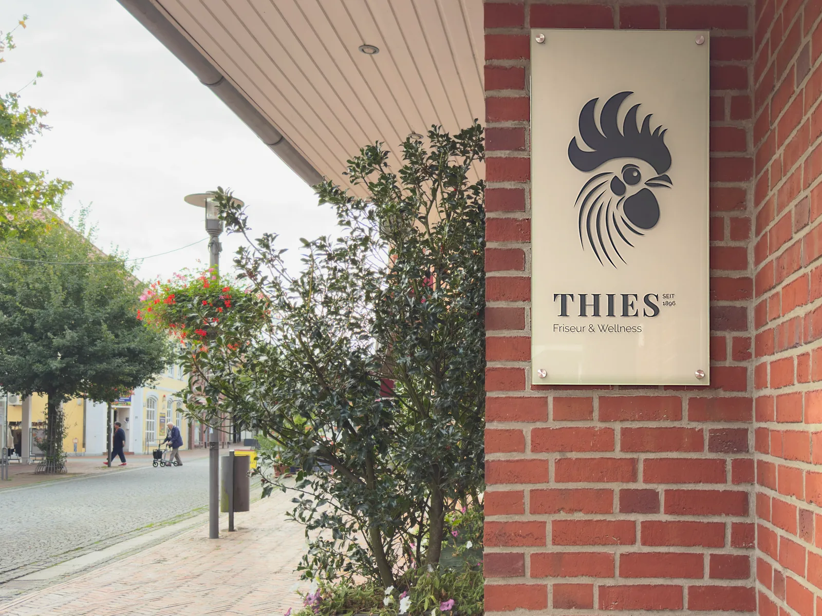 Thies-Schild am Eingang mit Blick in die Lange Straße