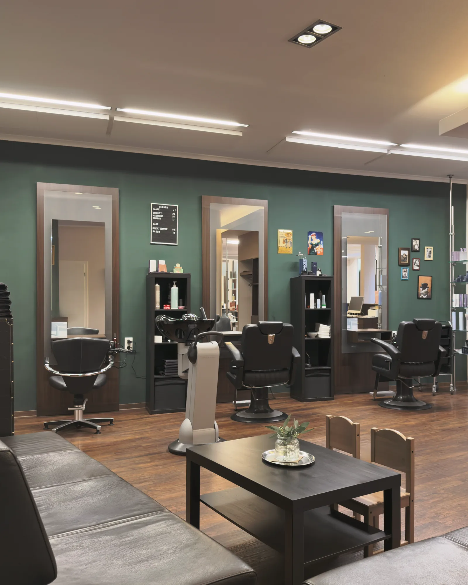 Wartebereich mit Sofa und Barber-Plätzen bei Salon Thies