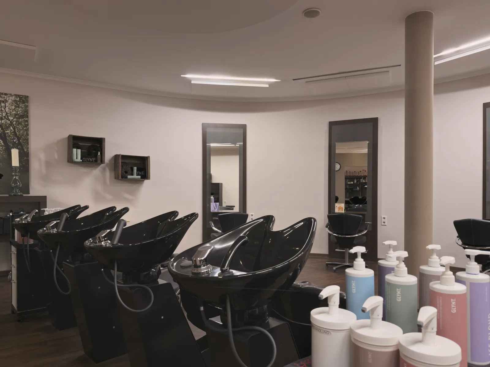Waschplätze mit Pflegeprodukten im Salon