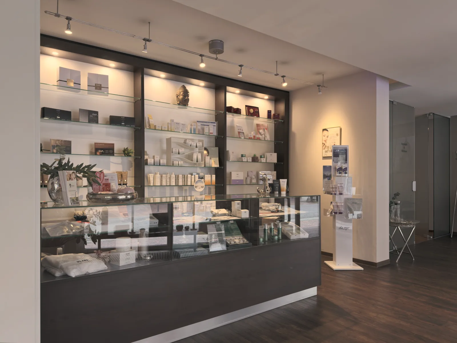 Regal mit Kosmetikprodukten im Wellnessbereich