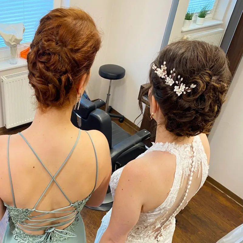 Zwei Hochsteckfrisuren für Braut und Brautjungfer