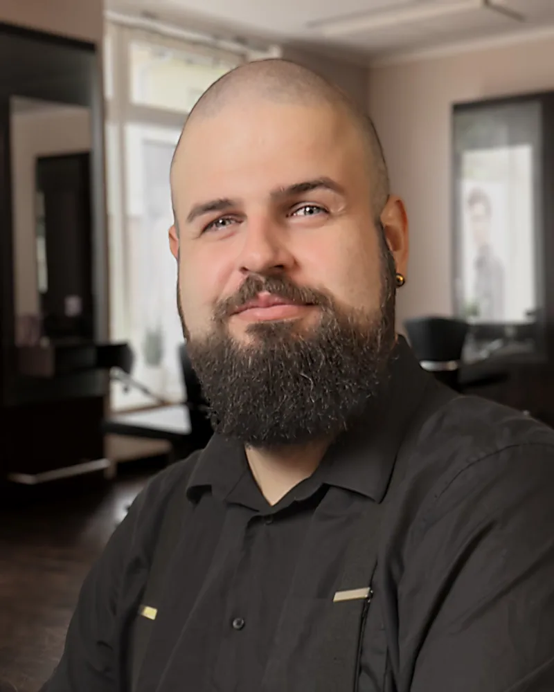Max, Inhaber und Friseurmeister bei Salon Thies in Zeven