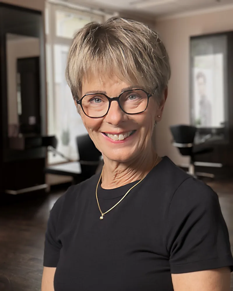 Petra an der Rezeption bei Salon Thies in Zeven