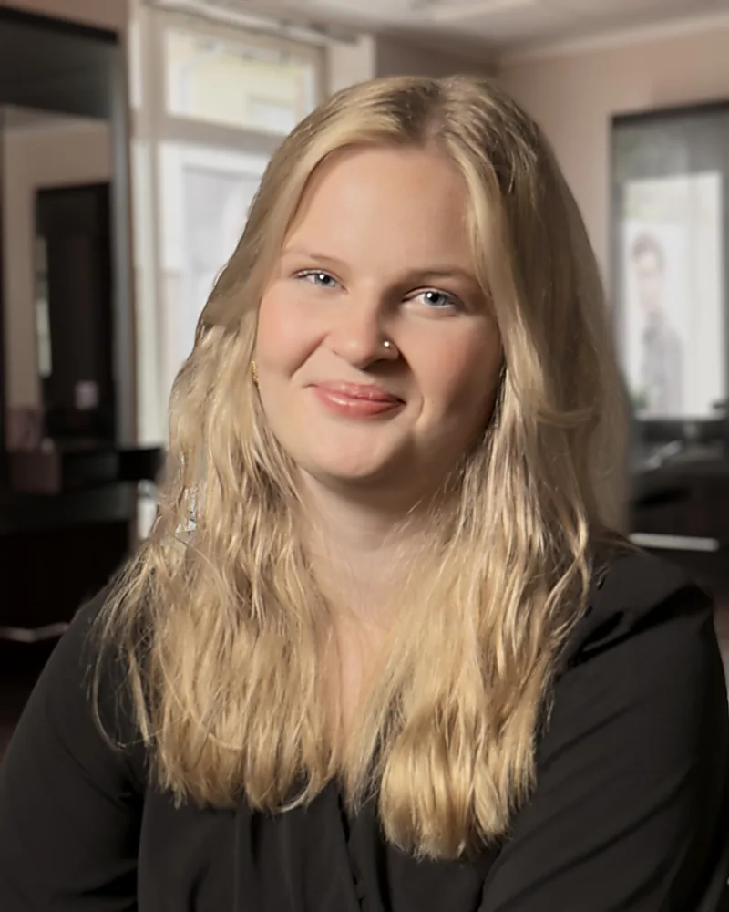 Lena, Friseurin bei Salon Thies in Zeven