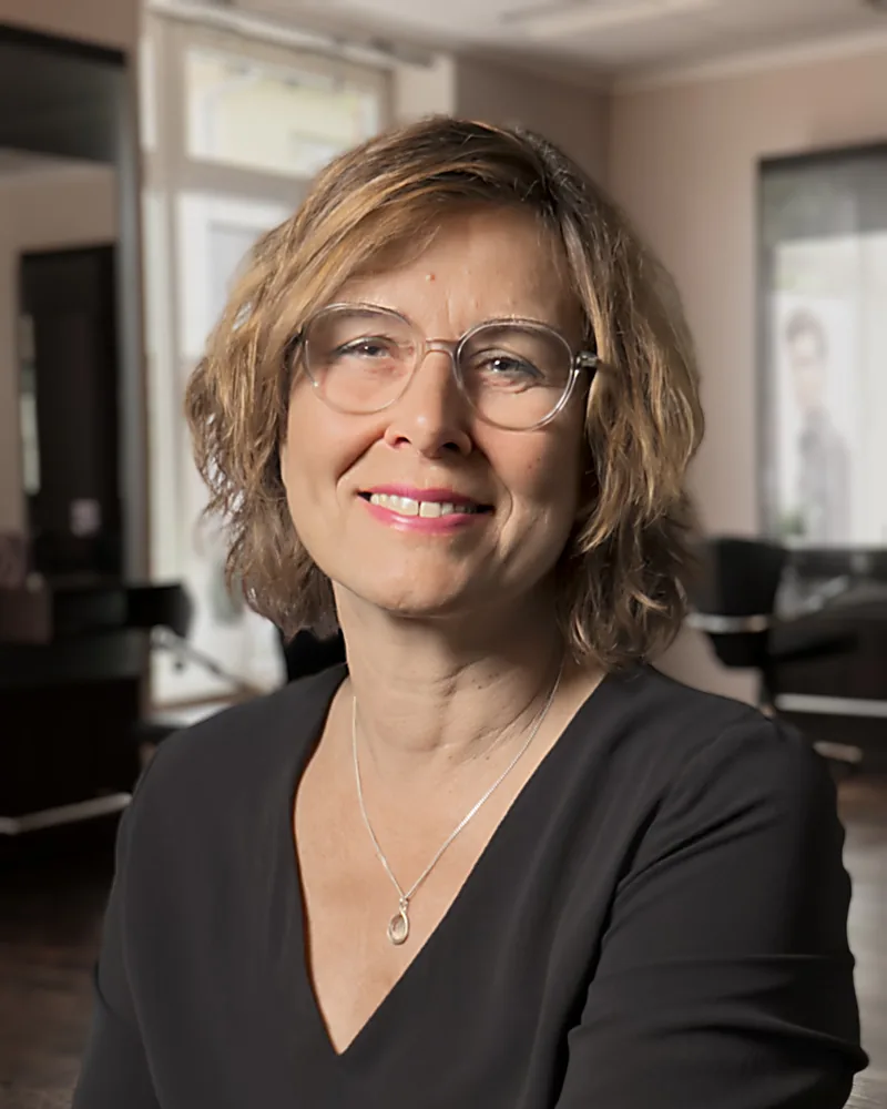 Tanja an der Rezeption bei Salon Thies in Zeven