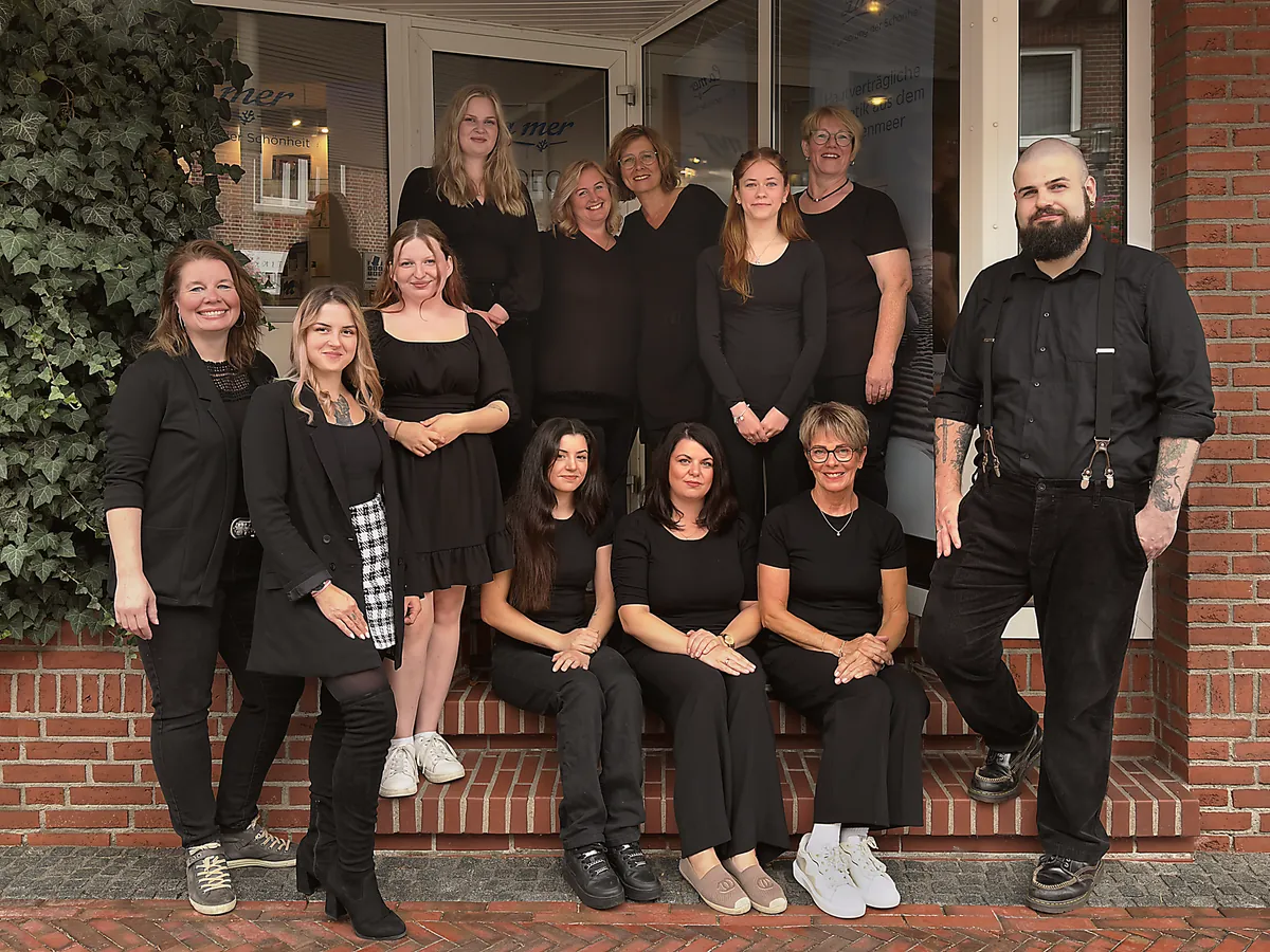 Das Team vor dem Salon in Zeven