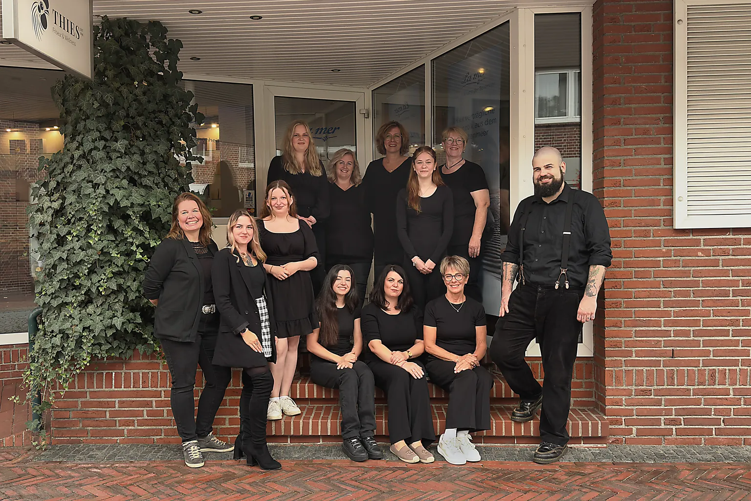 Das Team vor Salon Thies in Zeven